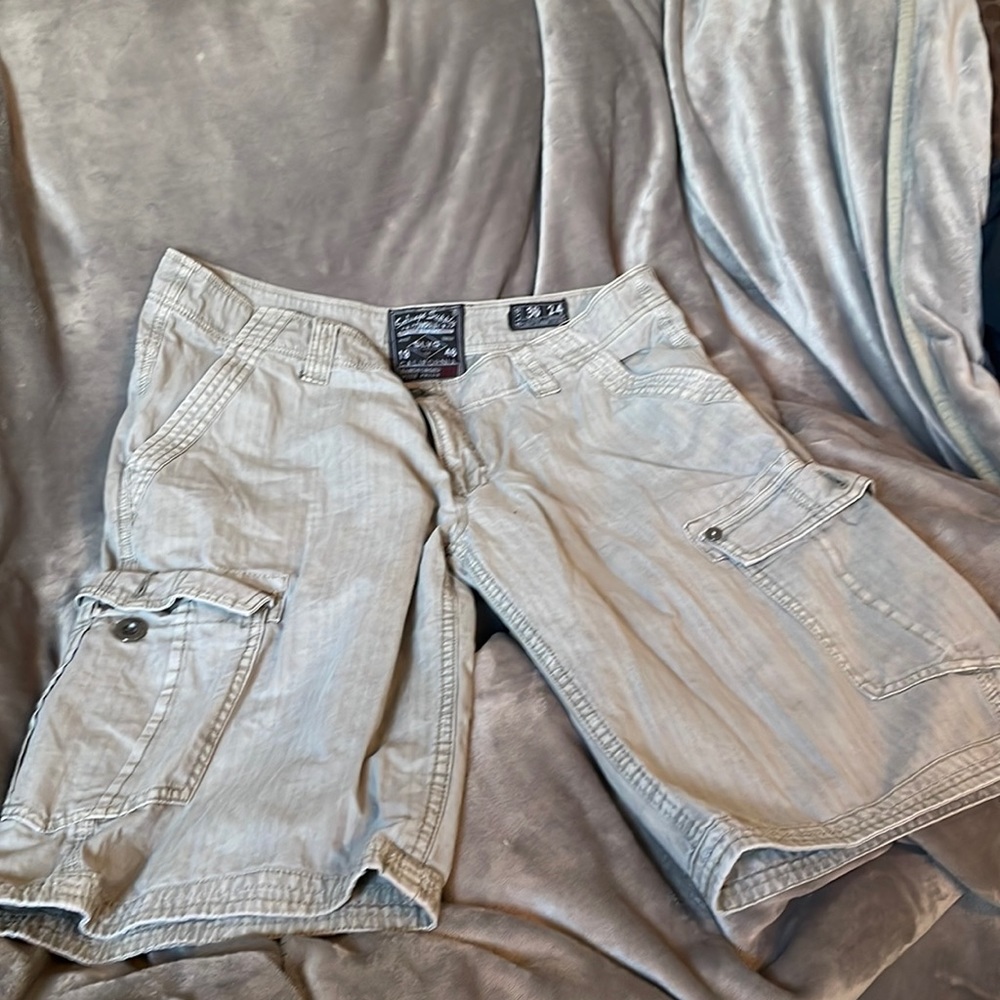 Gray. Men’s cargo shorts. Size 36. SLVG.